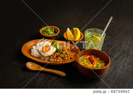 ガパオライス　タイ料理　 Phad Bai Gaprao Gai Sap Thai dish 68739902