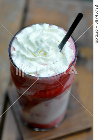 strawberry yogurt smoothie, mixed berry smoothie 68740723