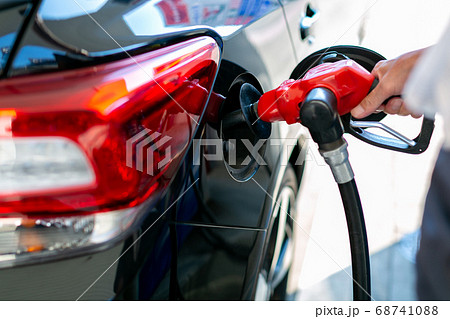ガソリンスタンドで給油をする男性 68741088