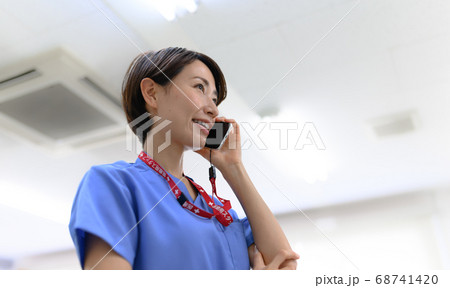 病院の医療従事者 68741420
