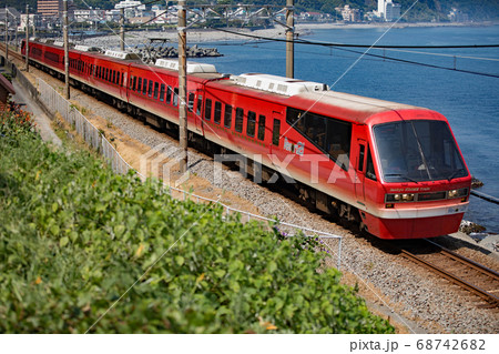 伊豆急行線を走るキンメ電車 68742682