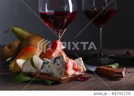 blue cheese with prosciutto , pear and red wine blue cheese with prosciutto , pear and red wine 68742726
