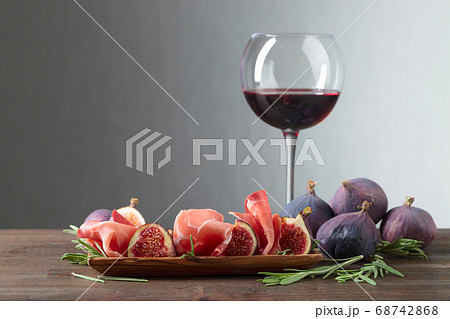Prosciutto with figs, red wine and rosemary. 68742868