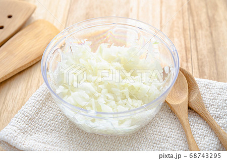 みじん切りの玉ねぎ 68743295