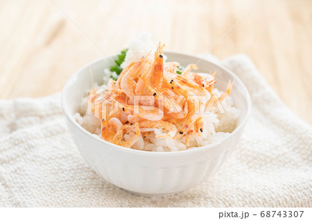 ご飯に乗せた釜揚げ桜えび 68743307