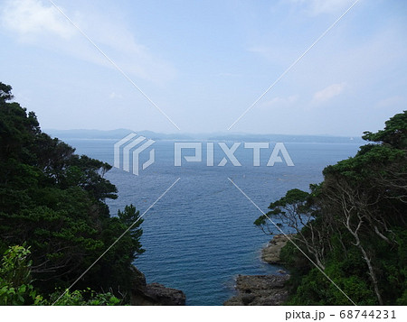山の合間から見える海と遠くにぼんやり見える陸地 山の合間から見える海と遠くにぼんやり見える陸地 68744231