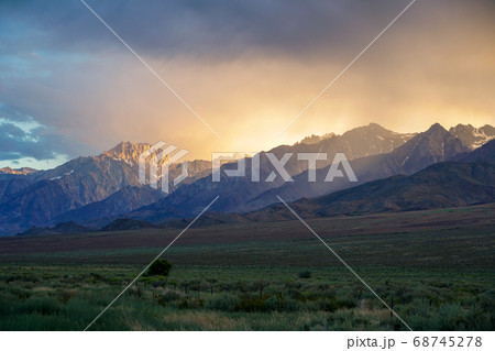 Mountain range with clouded colorful sunset, Eastern Sierra Nevada Mountains 68745278