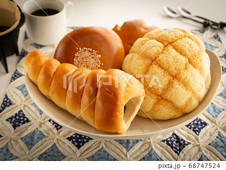 菓子パンいろいろ　あんパン　チョココロネ　メロンパン　軽食 68747524