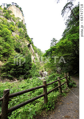 山梨県の名所奇岩怪石の昇仙峡の夏（曇） 68747718