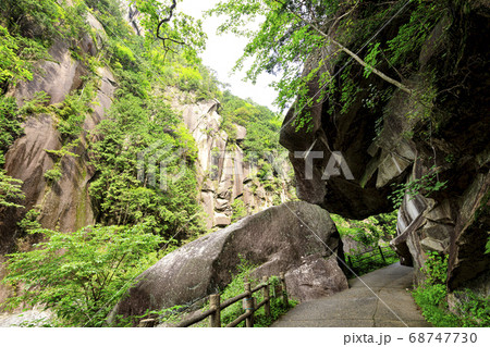 山梨県の名所奇岩怪石の昇仙峡の夏（曇） 68747730