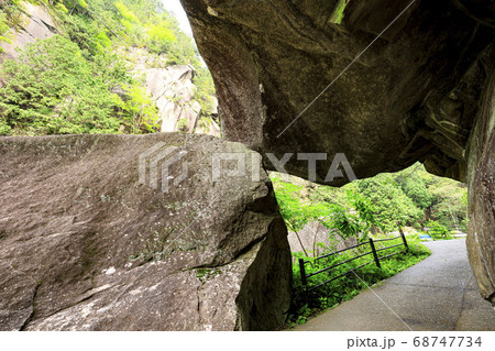 山梨県の名所奇岩怪石の昇仙峡の夏（曇） 68747734