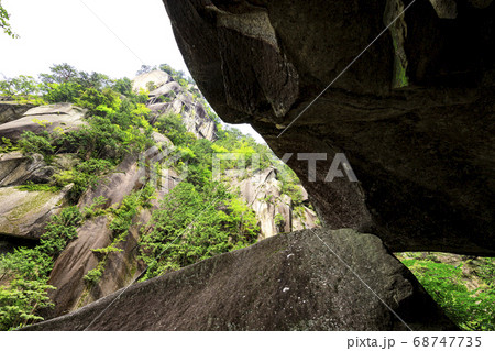 山梨県の名所奇岩怪石の昇仙峡の夏（曇） 68747735