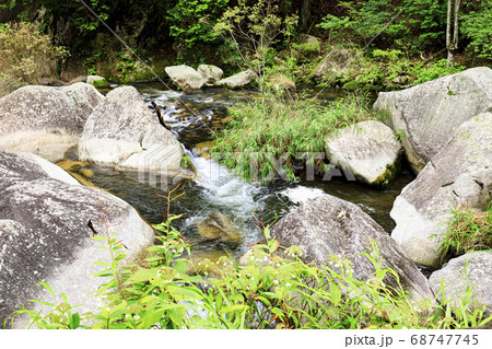 山梨県の名所奇岩怪石の昇仙峡の夏（曇） 68747745