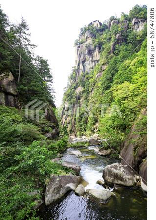 山梨県の名所奇岩怪石の昇仙峡の夏(曇) 山梨県の名所奇岩怪石の昇仙峡の夏(曇) 68747806