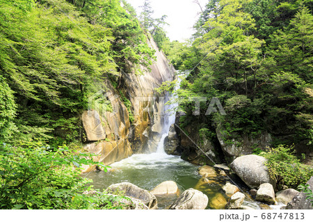 山梨県の名所奇岩怪石の昇仙峡の夏（曇） 68747813