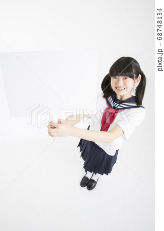 プラカードを持つ女子中学生 プラカードを持つ女子中学生 68748134