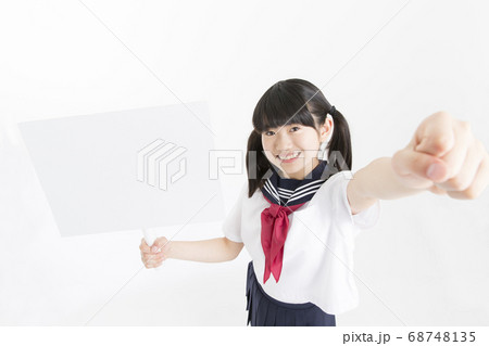 プラカードを持つ女子中学生 68748135