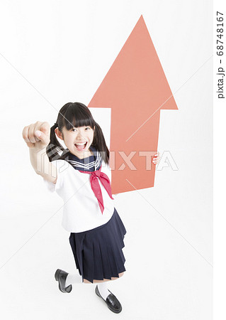 矢印を持つ女子中学生 矢印を持つ女子中学生 68748167