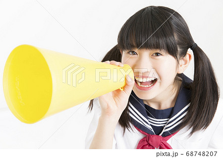 メガホンで応援する女子中学生 68748207