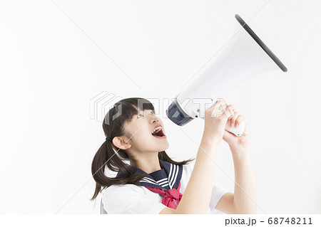 拡声器で叫ぶ女子中学生 拡声器で叫ぶ女子中学生 68748211