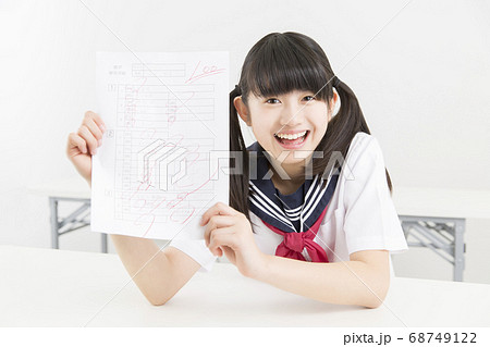 満点で喜ぶ女子中学生 満点で喜ぶ女子中学生 68749122