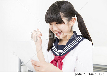 満点で喜ぶ女子中学生 満点で喜ぶ女子中学生 68749123