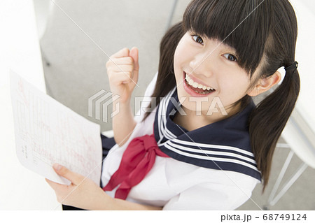 満点で喜ぶ女子中学生 68749124