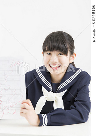 満点で喜ぶ女子中学生 満点で喜ぶ女子中学生 68749166