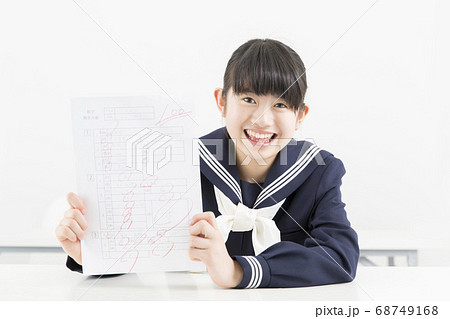 満点で喜ぶ女子中学生 満点で喜ぶ女子中学生 68749168