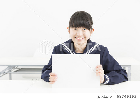 メッセージボードを持つ女子中学生 メッセージボードを持つ女子中学生 68749193