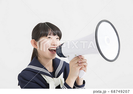 拡声器で叫ぶ女子中学生 68749207