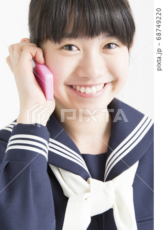 電話する女子中学生の写真素材
