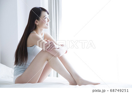 ベッドで寛ぐ女性 ベッドで寛ぐ女性 68749251