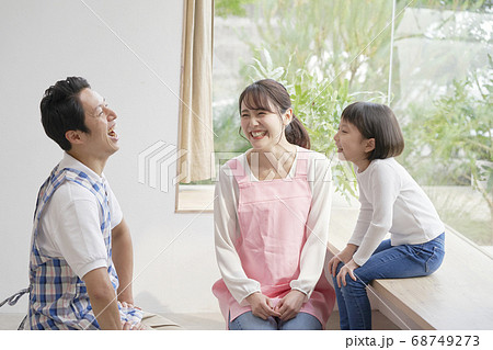 保育士と女の子 68749273