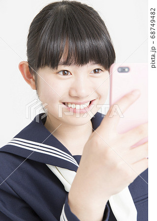 スマホを見る女子中学生 68749482