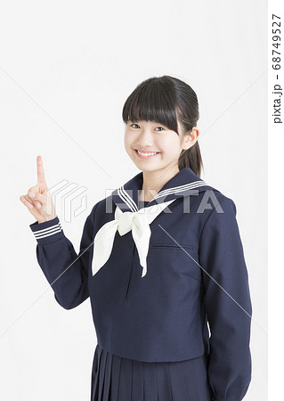 指差す女子中学生 68749527
