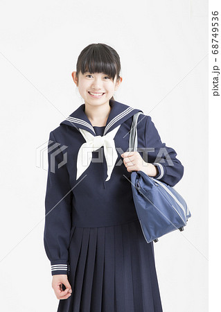 笑顔の女子中学生 68749536