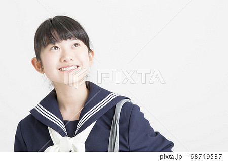笑顔の女子中学生 68749537
