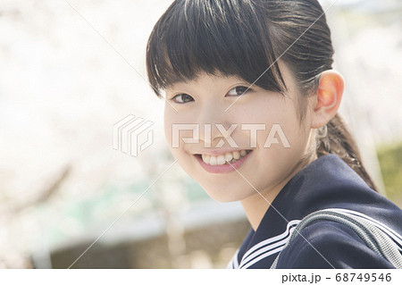 笑顔の女子中学生 68749546