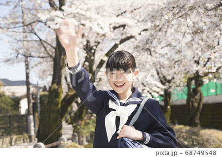 手を振る女子中学生 68749548