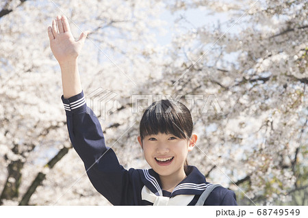 手を振る女子中学生 68749549
