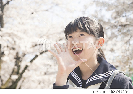 受検を応援する女子中学生 受検を応援する女子中学生 68749550
