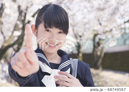 指差す女子中学生 指差す女子中学生 68749567