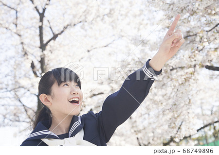 指差しをする女子中学生 68749896