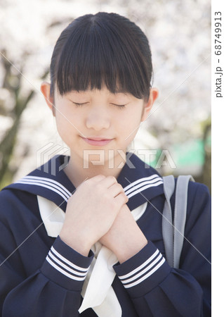 合格祈願する中学生 68749913