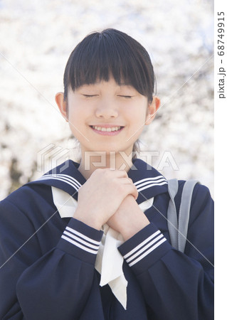 合格祈願する中学生 68749915