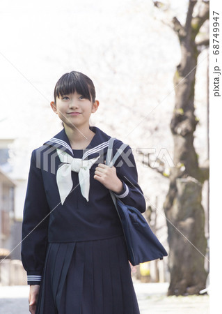 桜と女子中学生 68749947
