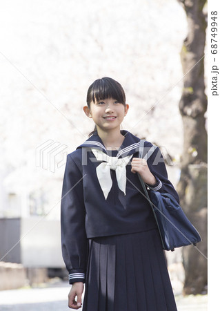 桜と女子中学生 68749948