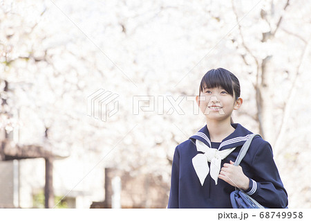 桜と女子中学生 68749958