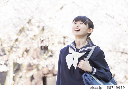 桜と女子中学生 桜と女子中学生 68749959